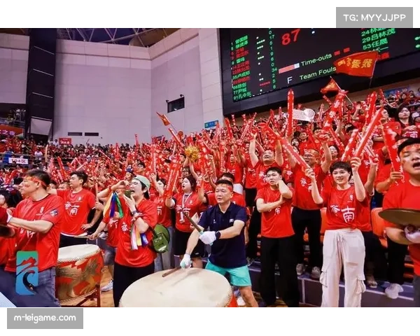 浙BA比赛洋溢欢乐氛围，球员拉对手起身获主持人幽默调侃