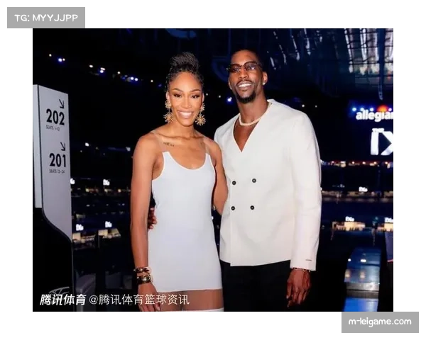 威尔逊男友阿德巴约场边观战，见证其总决赛高光时刻