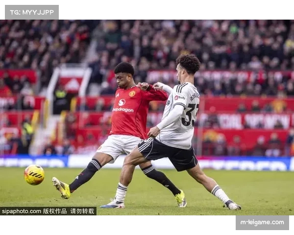 热刺主场球迷高唱助威歌曲，试图激励球队逆转